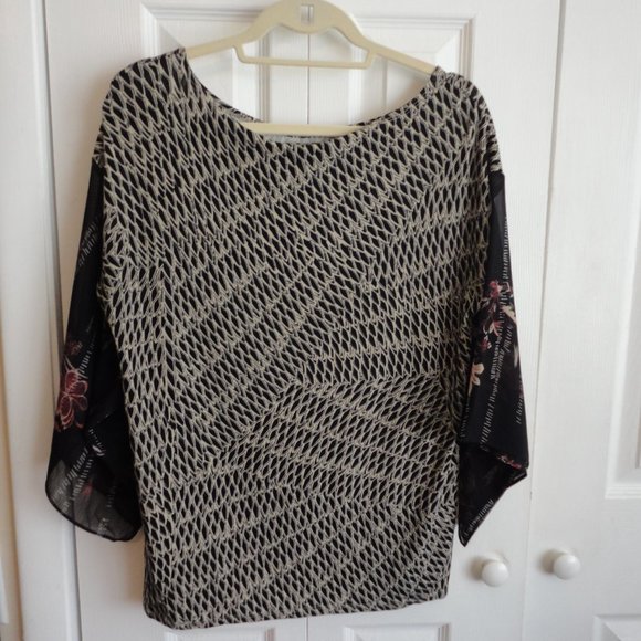TRAVELERS BY CHICO TOP     CHICO SIZE 0  BLACK AND BEIGE  1/2 SLEEVE - Picture 2 of 4